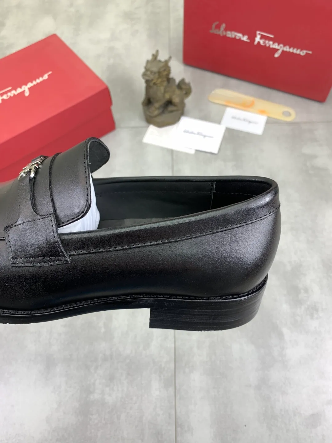 Men's Men's Shoes 💰P480💰[New Style] Water-dyed Niuli 🆘[Salvatore Ferragamo] Ferragamo's latest casual business leather shoes for men! Available at counters simultaneously! The fabric is made of specially imported original calfskin, and the interior is made of imported water-dyed cowhide. It is absolutely luxurious and leads the fashion trend. Matching code: 39-44, black optional